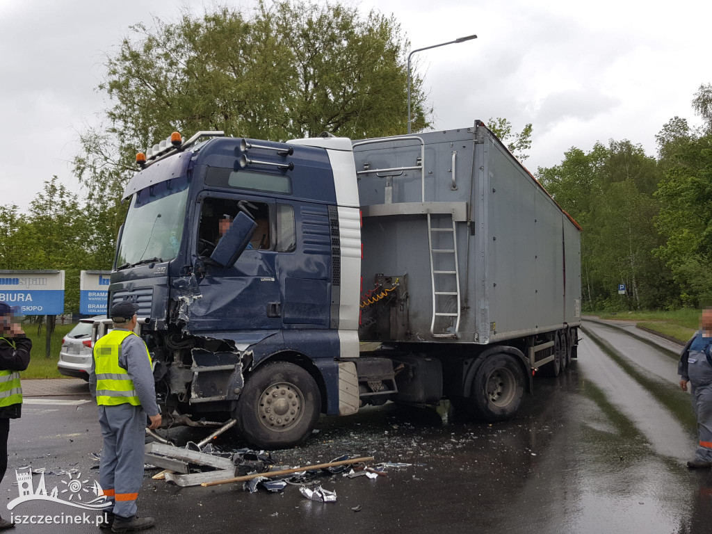 Zderzenie dwóch ciężarówek na ulicy Waryńskiego