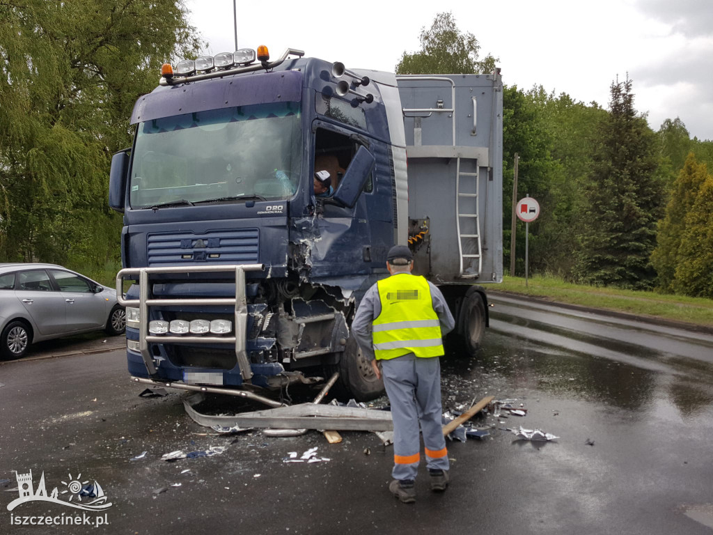 Zderzenie dwóch ciężarówek na ulicy Waryńskiego