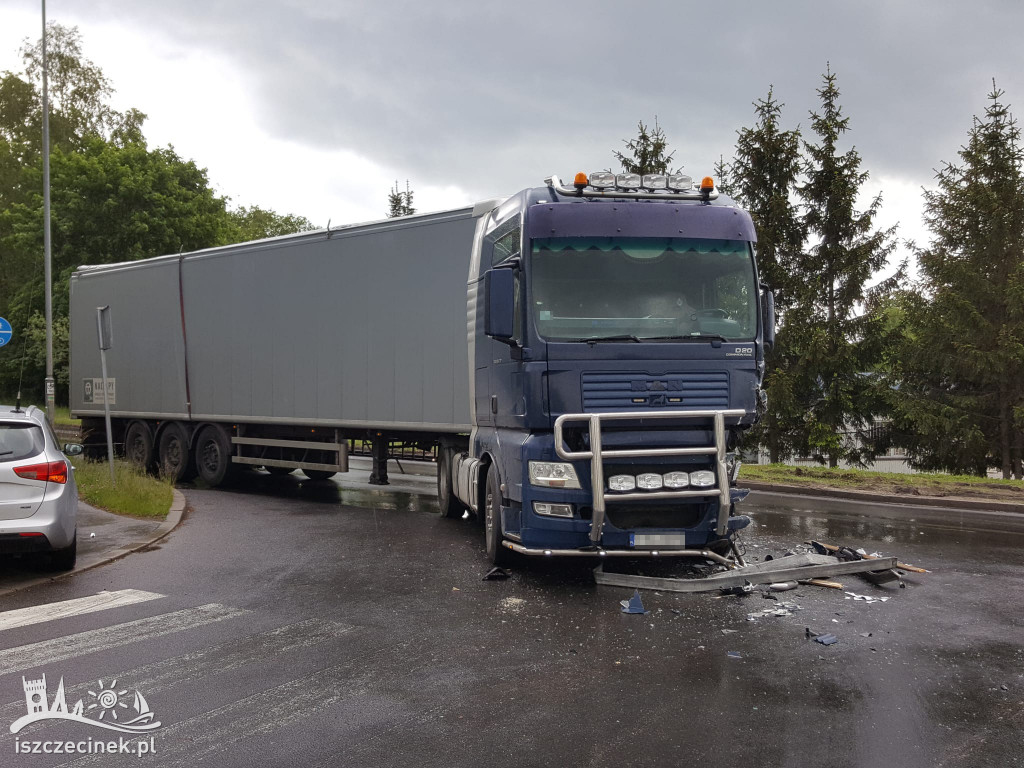 Zderzenie dwóch ciężarówek na ulicy Waryńskiego