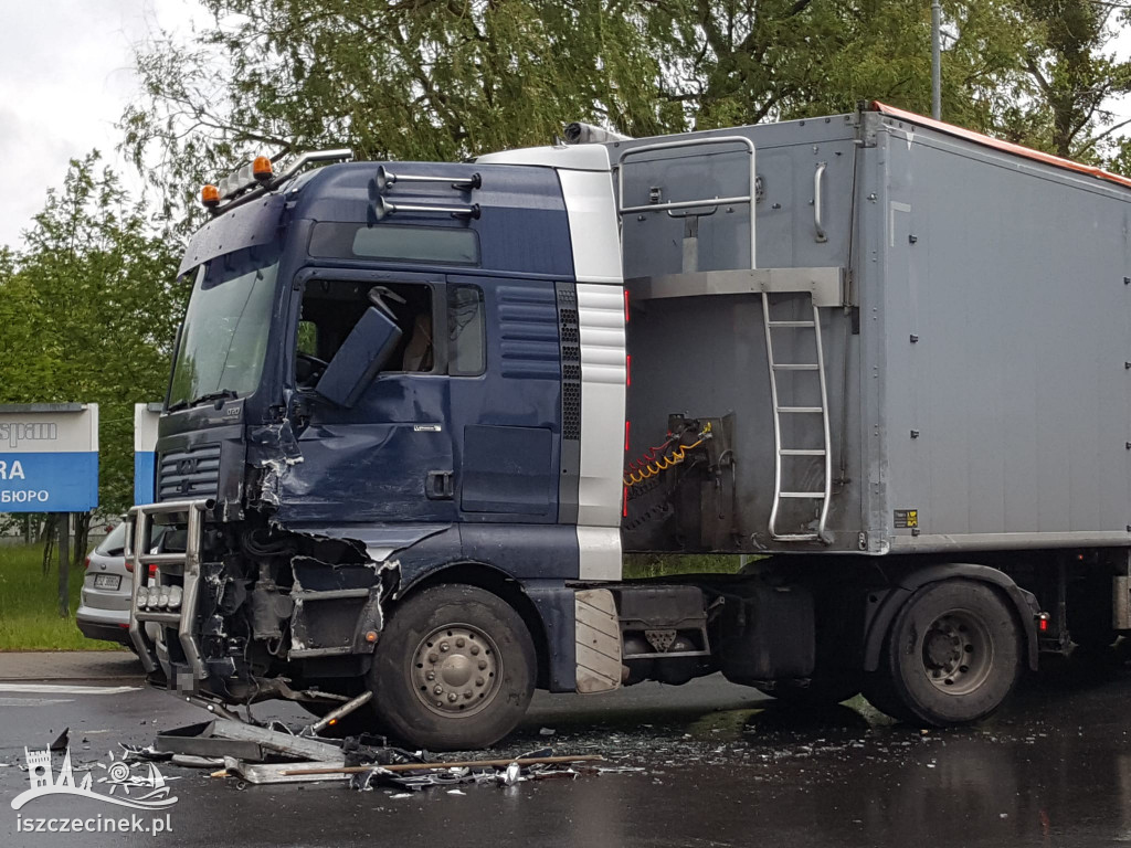 Zderzenie dwóch ciężarówek na ulicy Waryńskiego