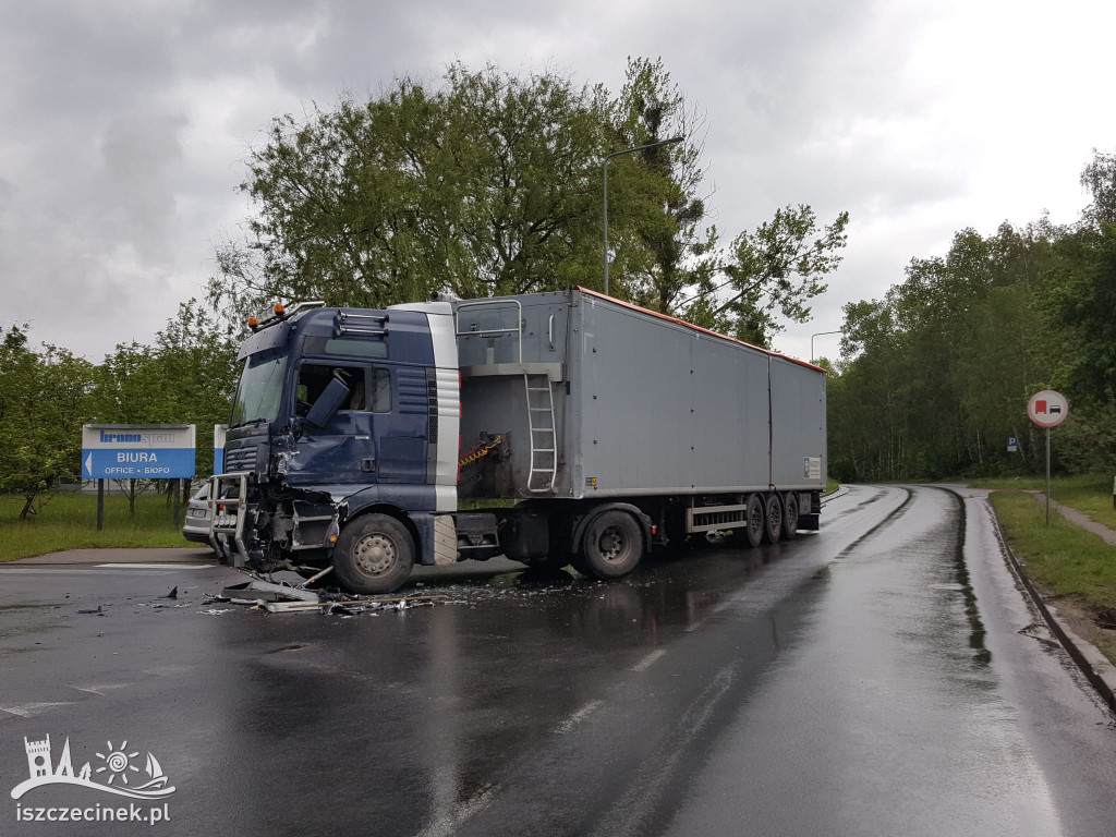 Zderzenie dwóch ciężarówek na ulicy Waryńskiego