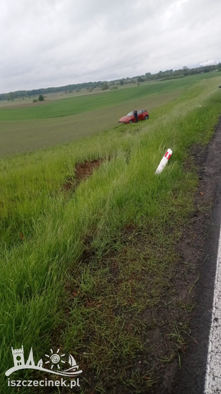 Wyprzedzał i coś poszło nie tak. Zakończyło się dachowaniem