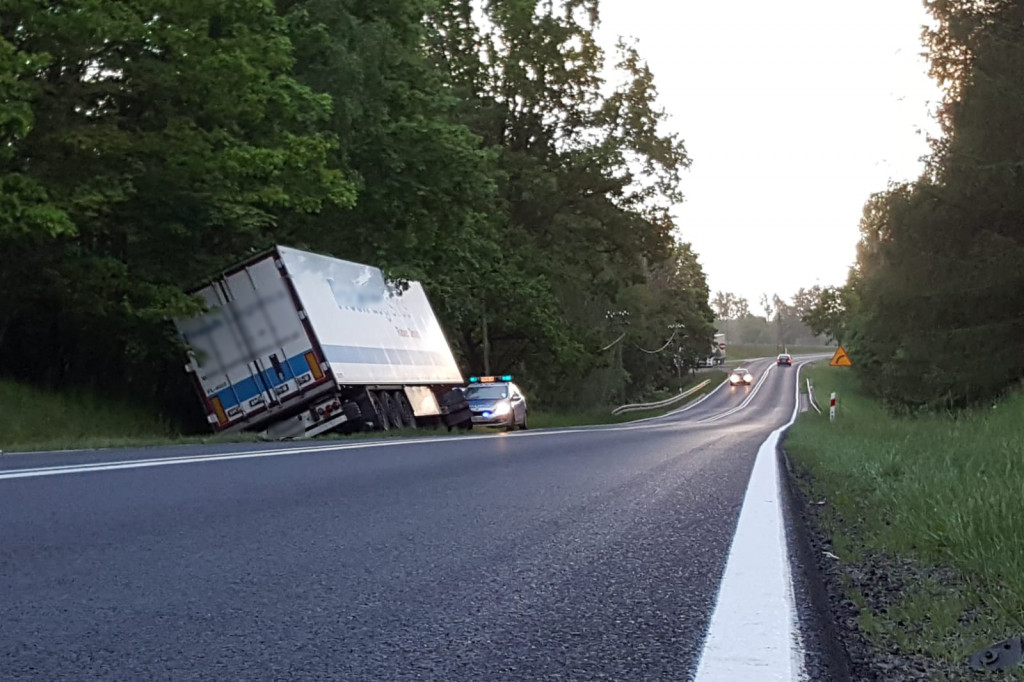 DK11. Wystrzeliła opona, ciężarówka w rowie