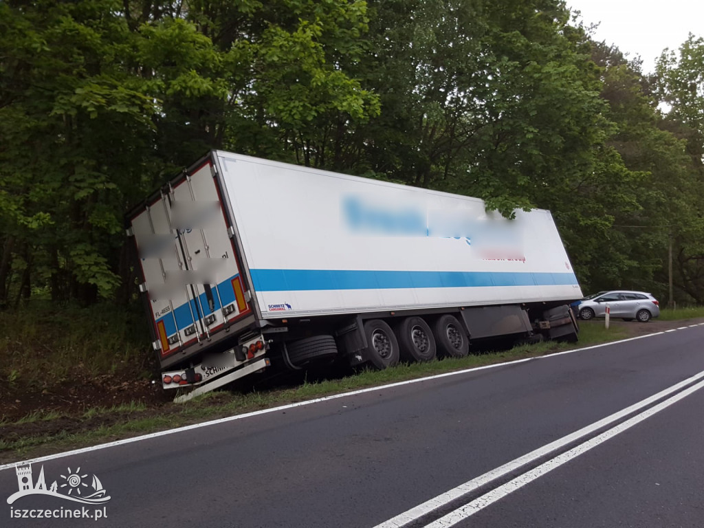 DK11. Wystrzeliła opona, ciężarówka w rowie