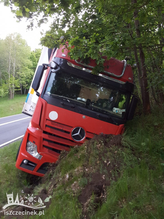 DK11. Wystrzeliła opona, ciężarówka w rowie