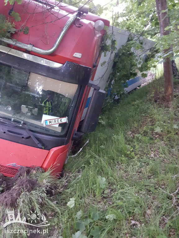 DK11. Wystrzeliła opona, ciężarówka w rowie