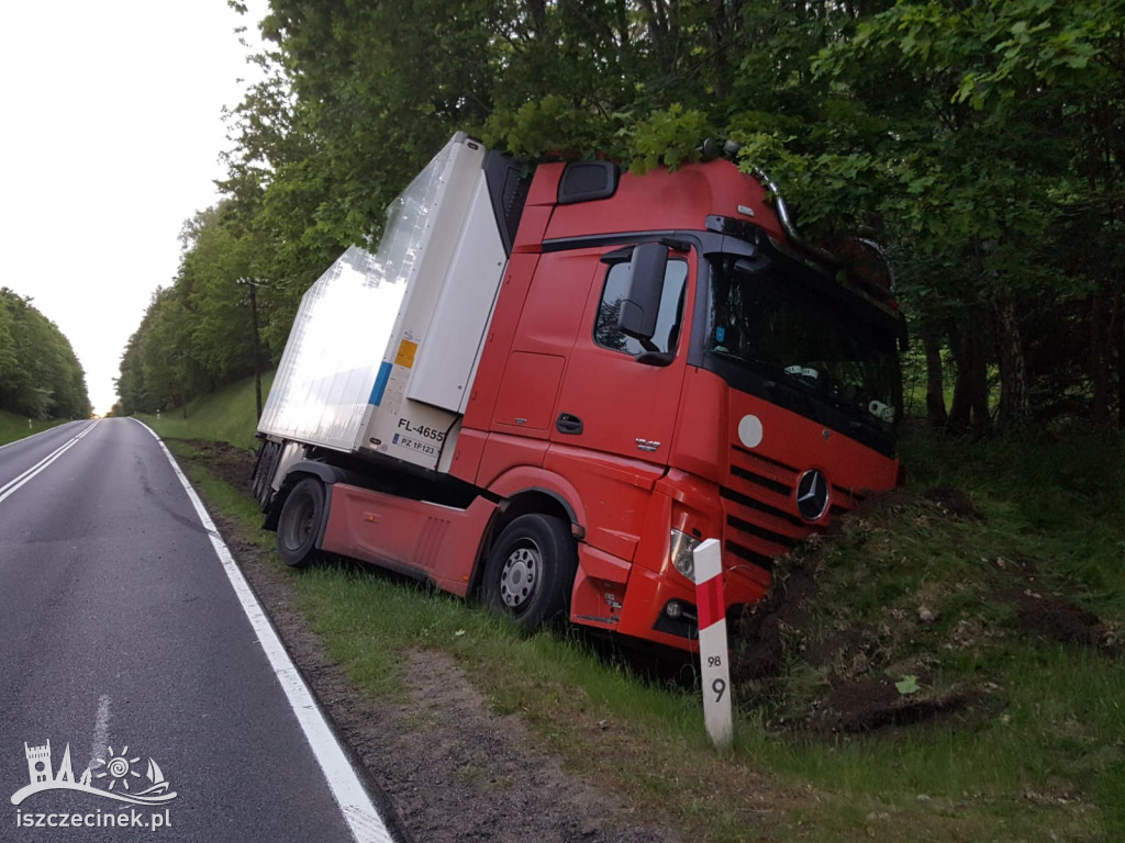 DK11. Wystrzeliła opona, ciężarówka w rowie