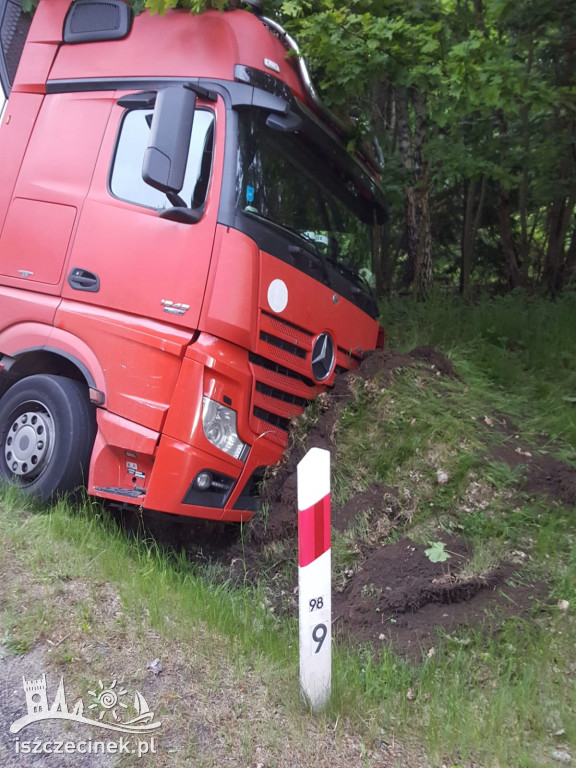 DK11. Wystrzeliła opona, ciężarówka w rowie