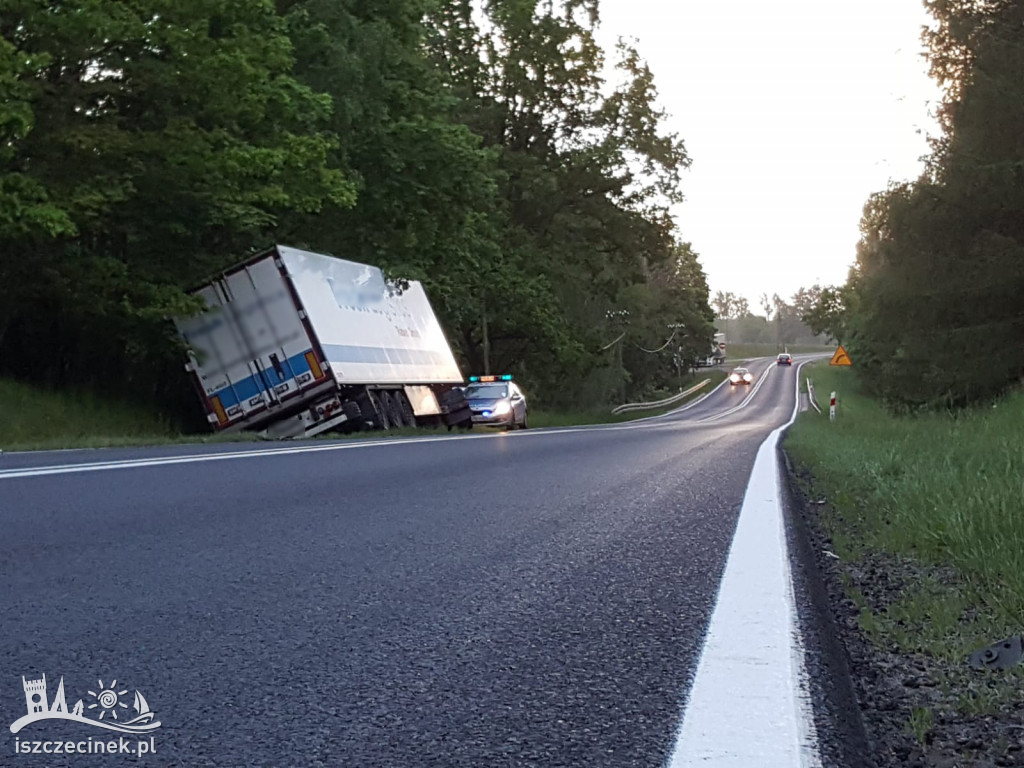 DK11. Wystrzeliła opona, ciężarówka w rowie