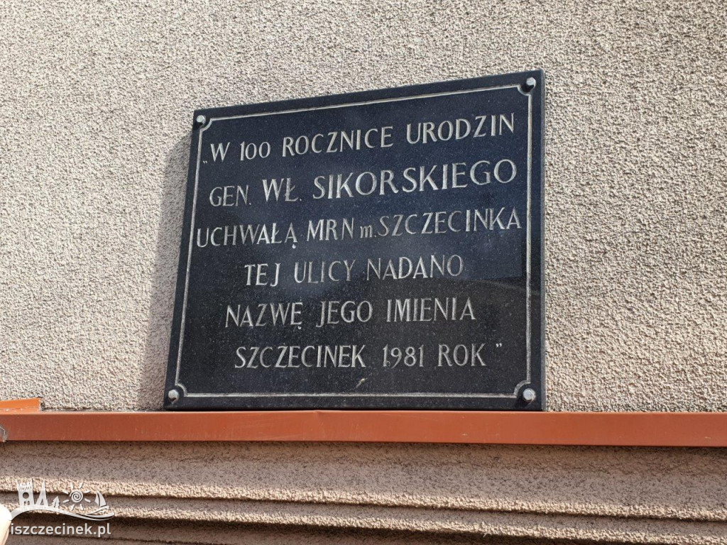 To była niezwykła lekcja historii. Spacer szlakiem tablic pamiątkowych.