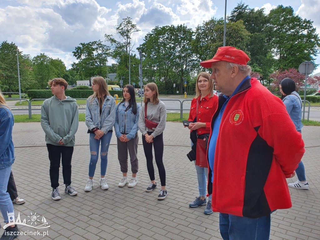 To była niezwykła lekcja historii. Spacer szlakiem tablic pamiątkowych.