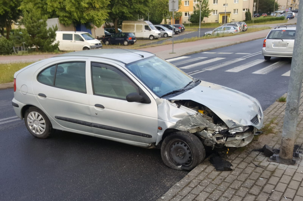 Nie wyrobił na zakręcie. Renault rozbił się na lampie
