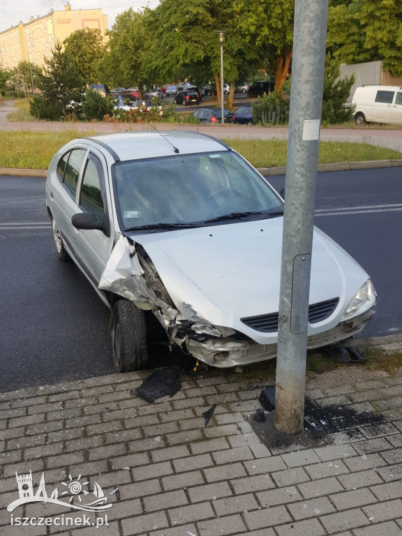 Nie wyrobił na zakręcie. Renault rozbił się na lampie