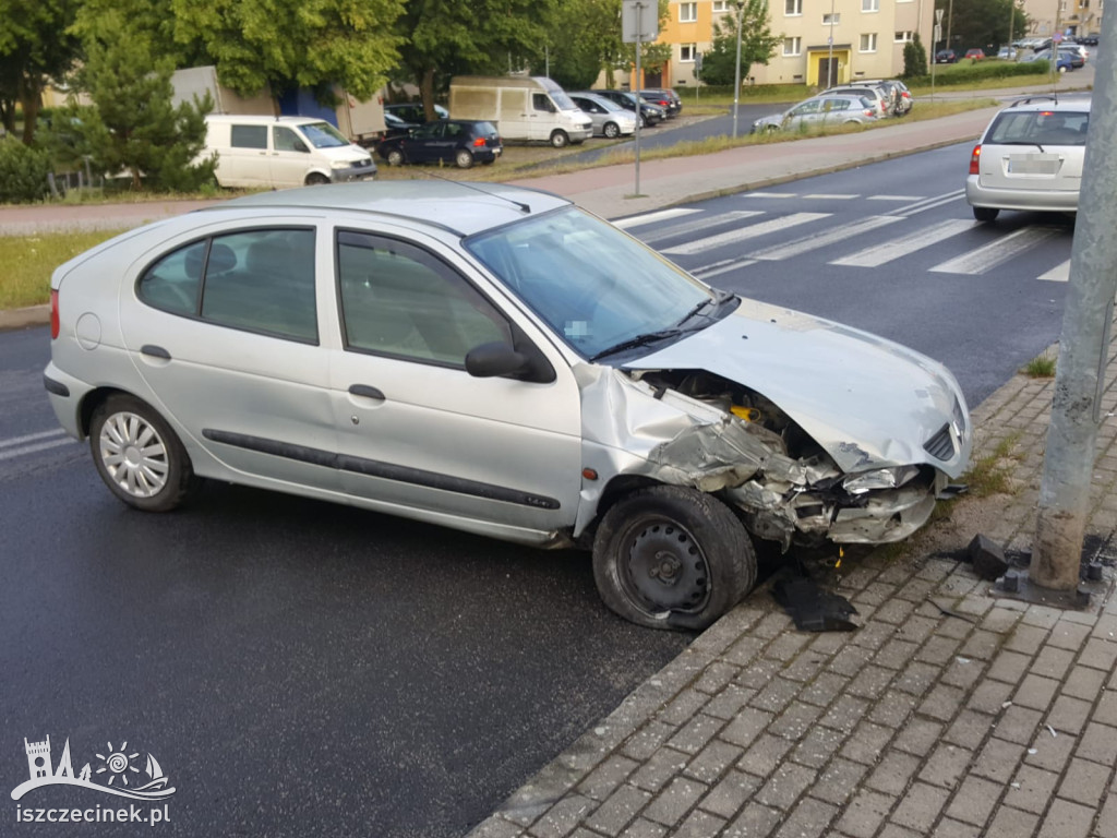 Nie wyrobił na zakręcie. Renault rozbił się na lampie