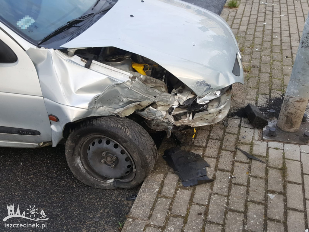 Nie wyrobił na zakręcie. Renault rozbił się na lampie