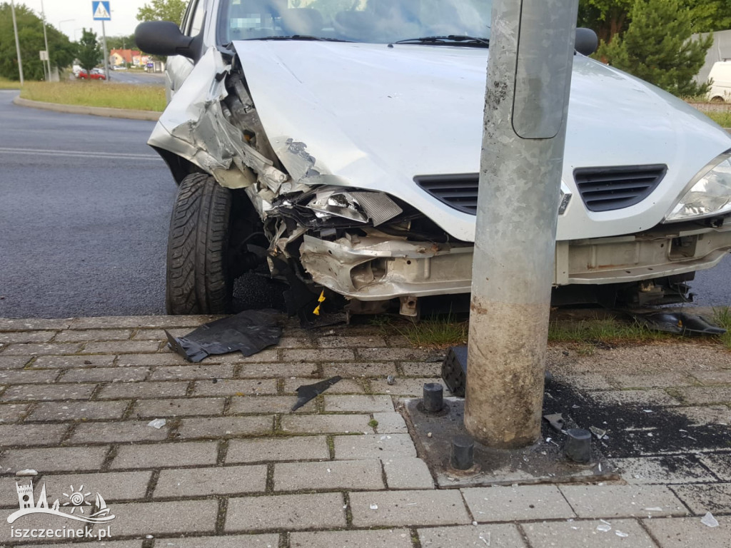 Nie wyrobił na zakręcie. Renault rozbił się na lampie