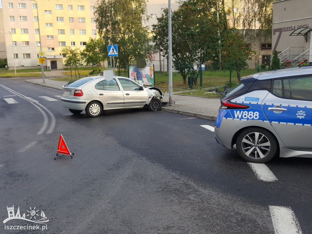 Nie wyrobił na zakręcie. Renault rozbił się na lampie