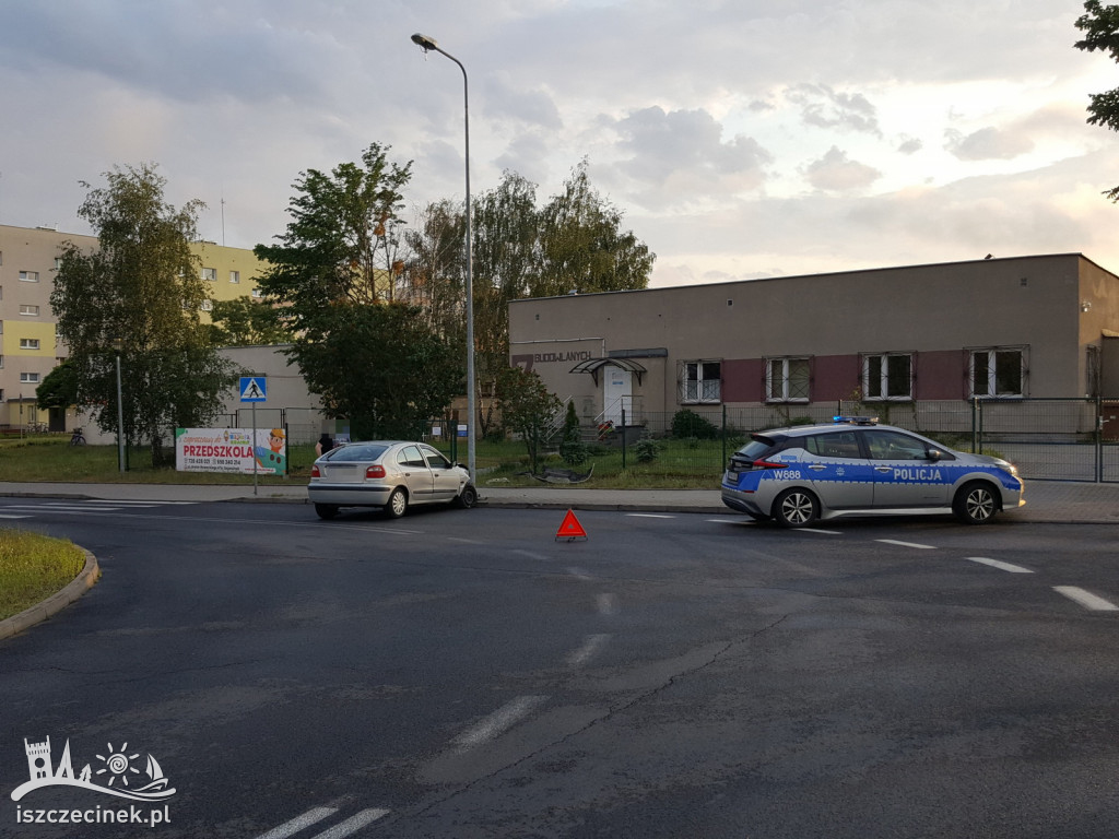 Nie wyrobił na zakręcie. Renault rozbił się na lampie