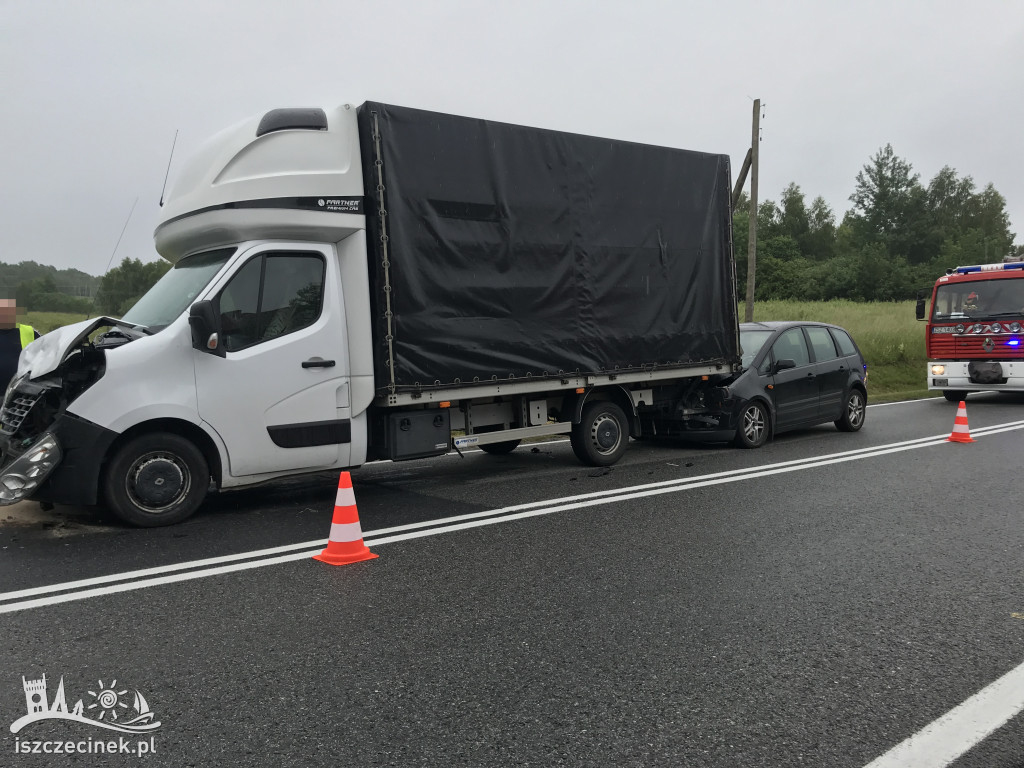 Zderzenie trzech samochodów na DK11. Jedna osoba w szpitalu