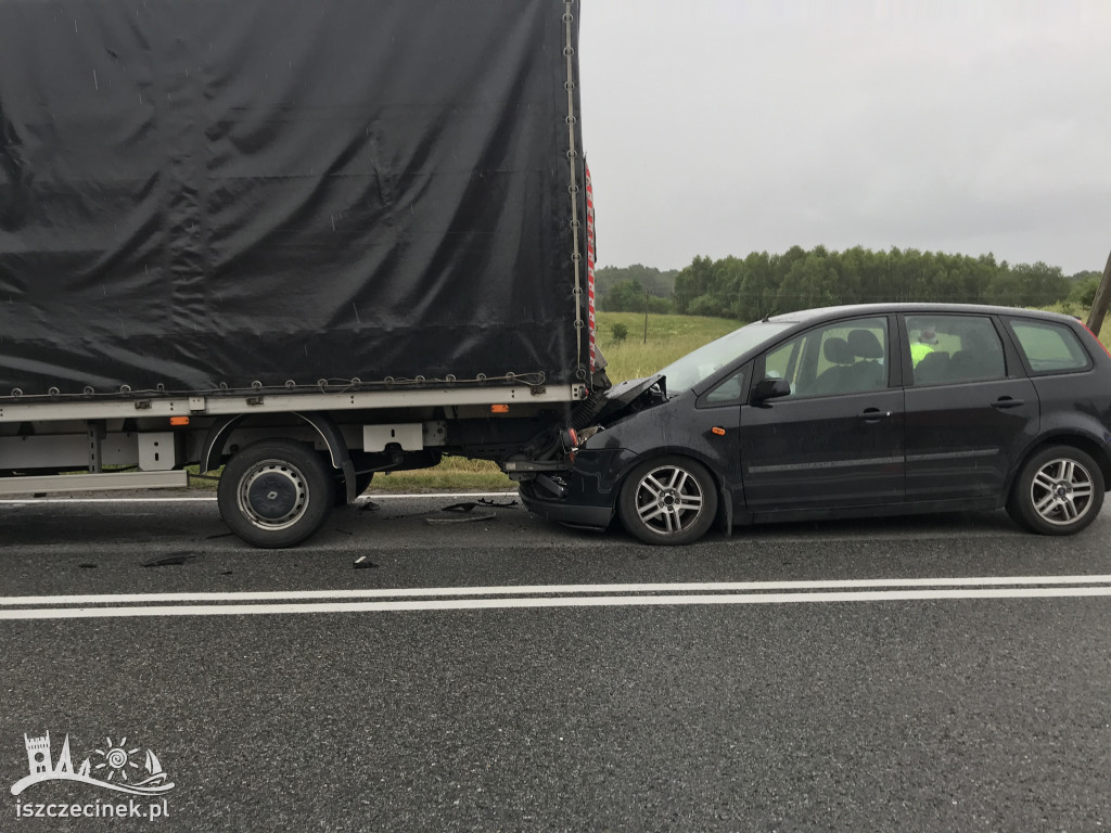 Zderzenie trzech samochodów na DK11. Jedna osoba w szpitalu