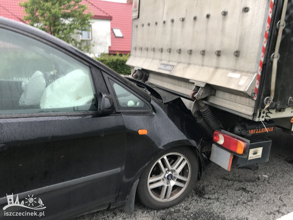 Zderzenie trzech samochodów na DK11. Jedna osoba w szpitalu