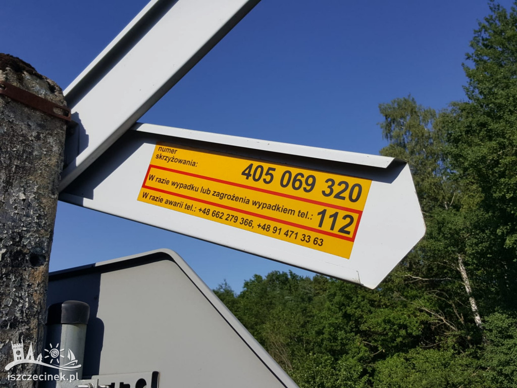 Samochód wbił się w pociąg na przejeździe kolejowym pod Szczecinkiem
