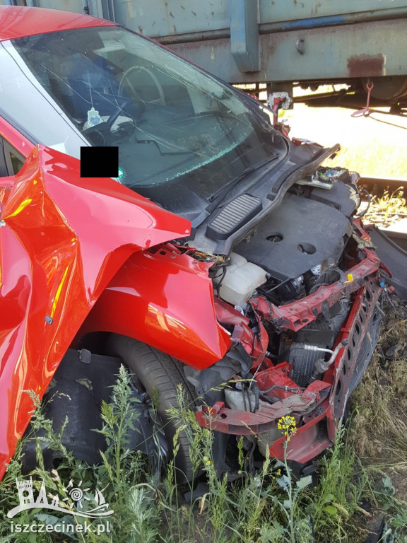 Samochód wbił się w pociąg na przejeździe kolejowym pod Szczecinkiem