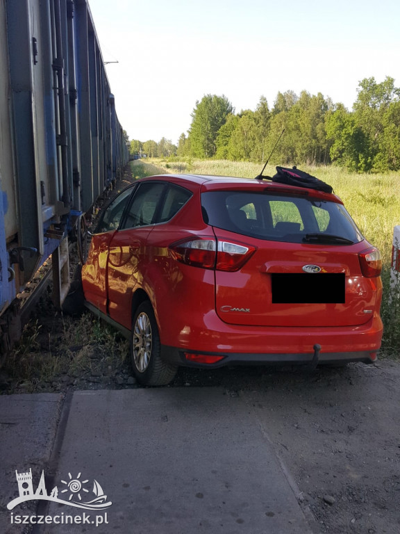 Samochód wbił się w pociąg na przejeździe kolejowym pod Szczecinkiem