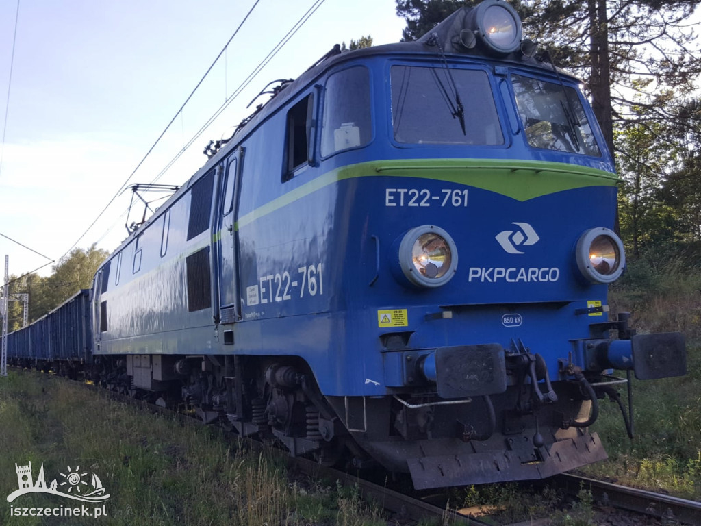 Samochód wbił się w pociąg na przejeździe kolejowym pod Szczecinkiem