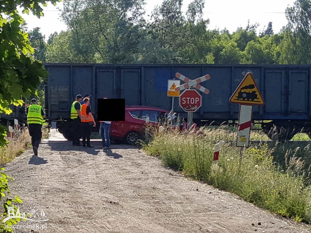 Samochód wbił się w pociąg na przejeździe kolejowym pod Szczecinkiem