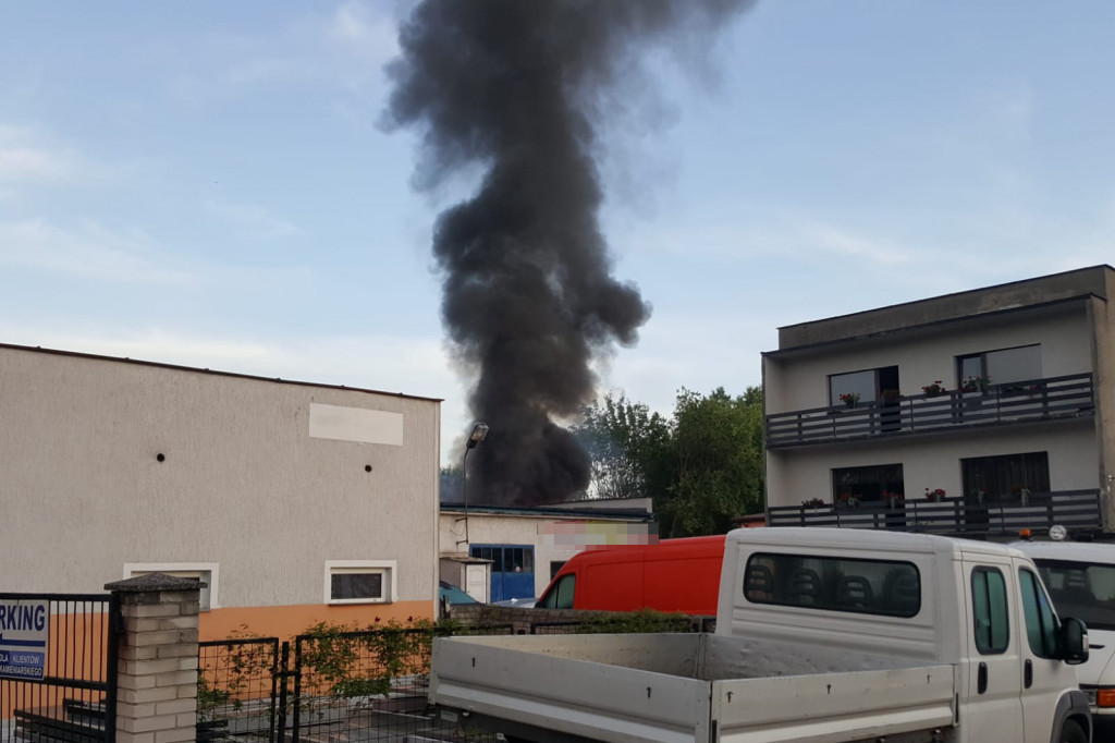 Kłęby czarnego dymu na ul. Słupskiej.