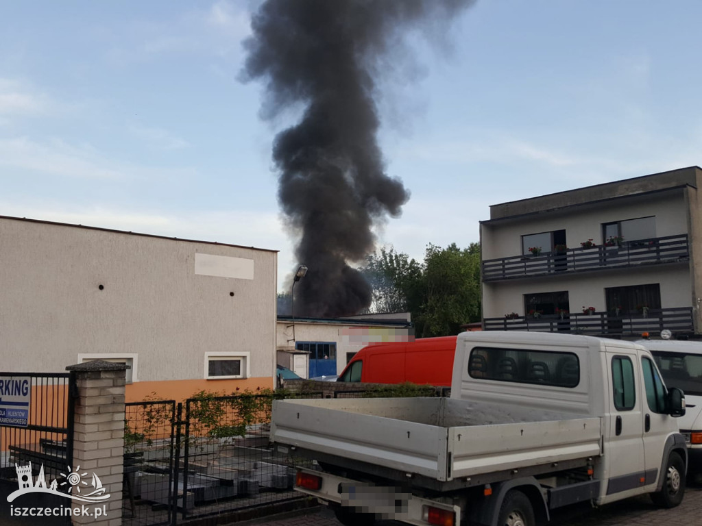 Kłęby czarnego dymu na ul. Słupskiej.