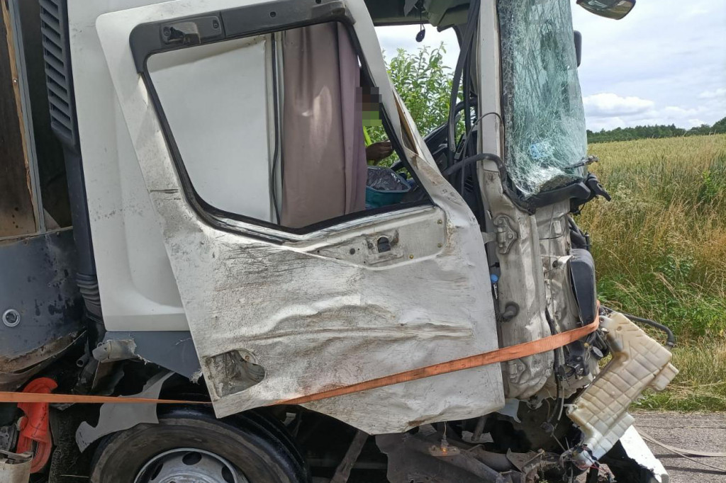 Ciężarówka roztrzaskała się na drzewie pod Barwicami