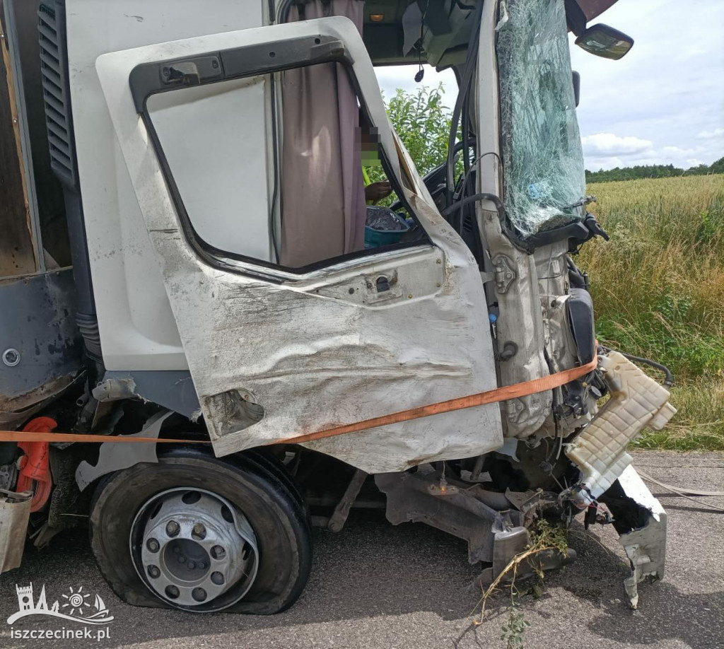 Ciężarówka roztrzaskała się na drzewie pod Barwicami