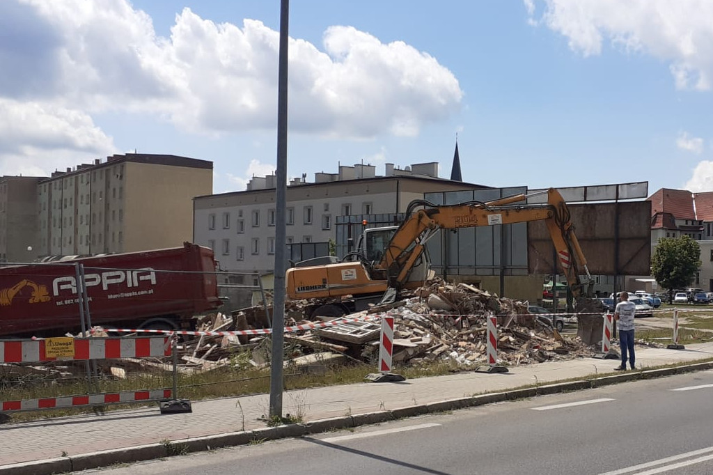 Szpetna i niebezpieczna rudera w końcu rozebrana
