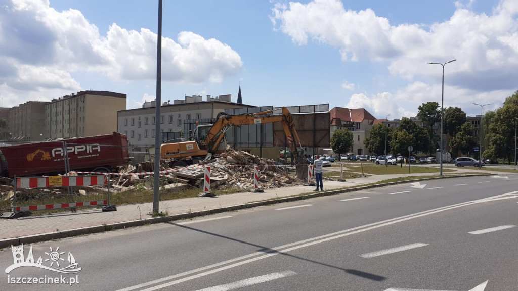 Szpetna i niebezpieczna rudera w końcu rozebrana