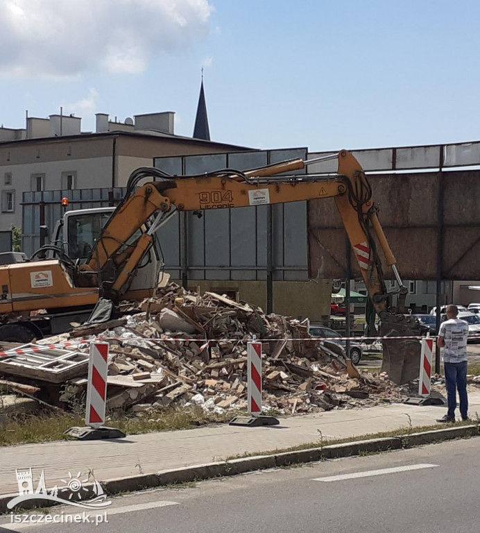 Szpetna i niebezpieczna rudera w końcu rozebrana