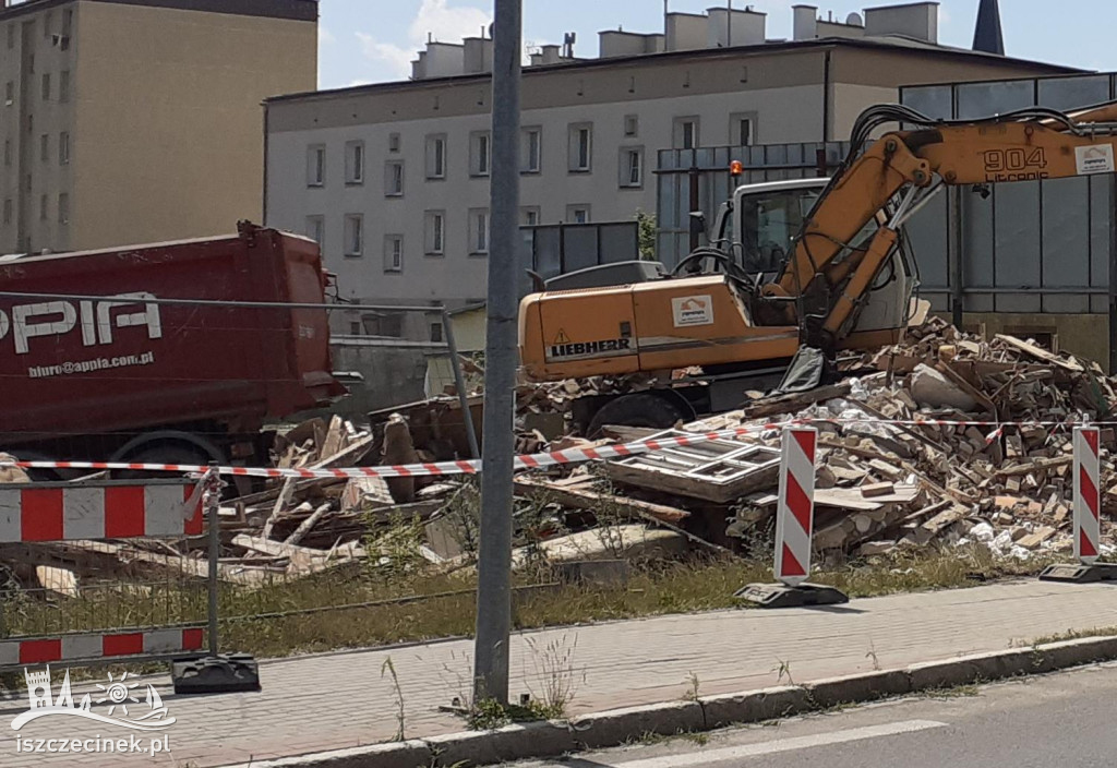 Szpetna i niebezpieczna rudera w końcu rozebrana