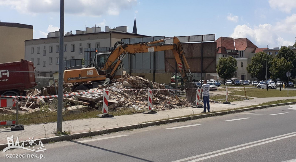 Szpetna i niebezpieczna rudera w końcu rozebrana