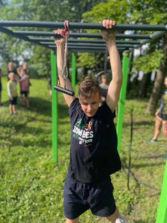Niesłysząca młodzież i sportowe wyzwanie nad Trzesieckiem.