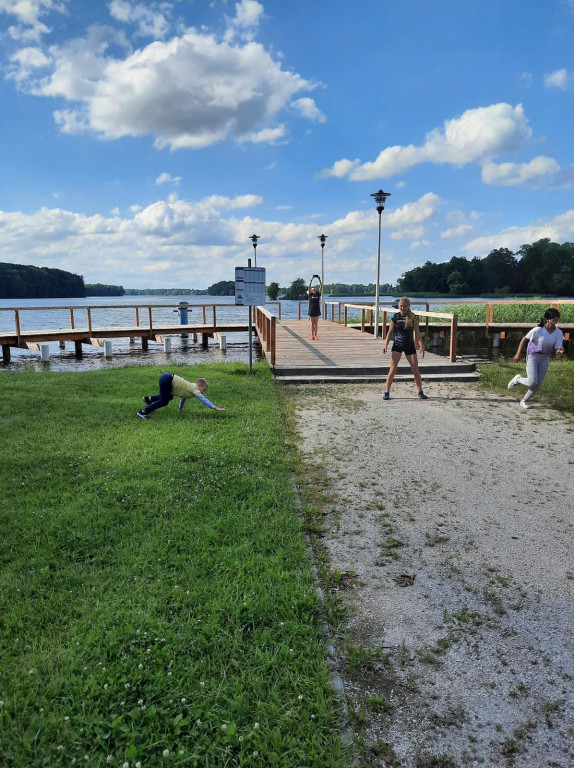 Niesłysząca młodzież i sportowe wyzwanie nad Trzesieckiem.