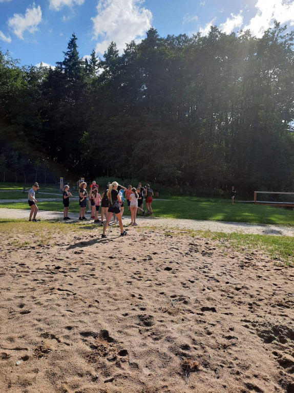 Niesłysząca młodzież i sportowe wyzwanie nad Trzesieckiem.