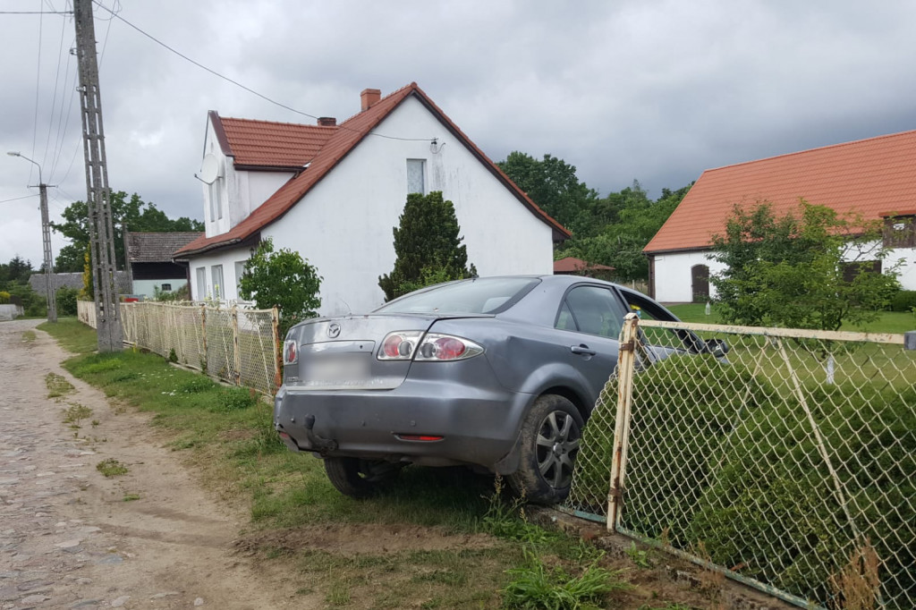 Mazda zatrzymała się na ogrodzeniu