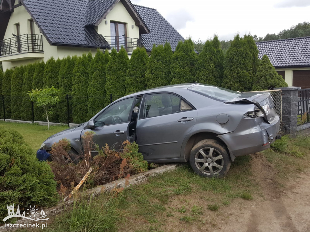 Mazda zatrzymała się na ogrodzeniu