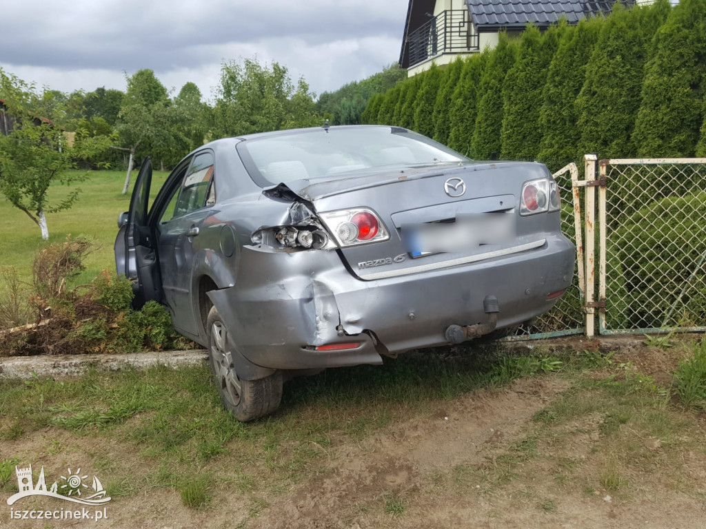 Mazda zatrzymała się na ogrodzeniu