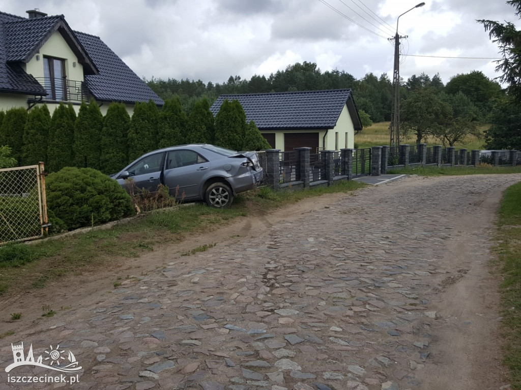 Mazda zatrzymała się na ogrodzeniu