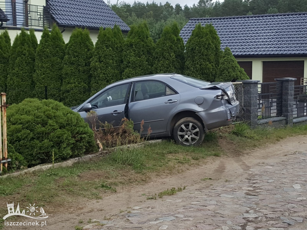 Mazda zatrzymała się na ogrodzeniu