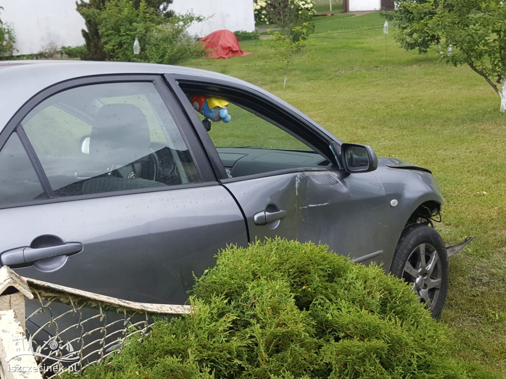 Mazda zatrzymała się na ogrodzeniu