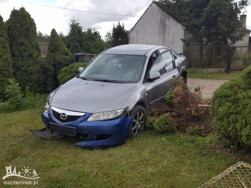 Mazda zatrzymała się na ogrodzeniu