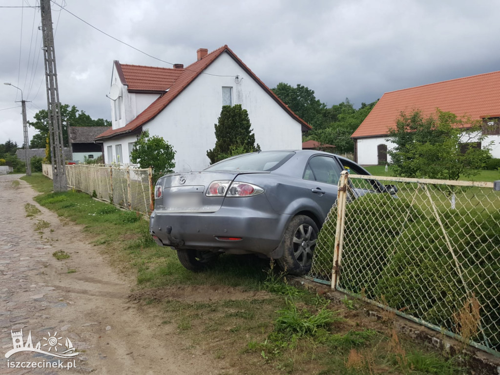 Mazda zatrzymała się na ogrodzeniu